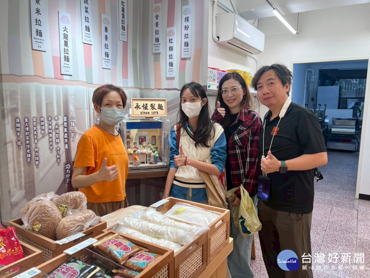 中原商設系結合AI與設計整合行銷,帶領學生實地踏查在地店家,協助商圈品牌轉型與行銷創新。
