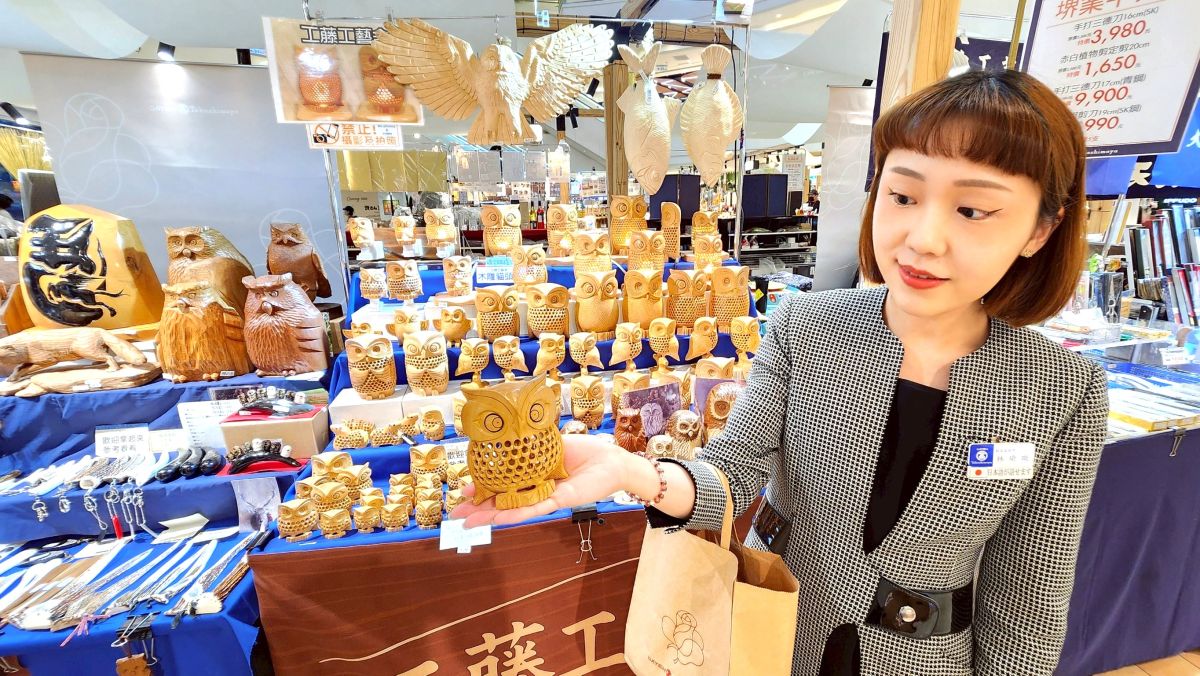 圖/大葉高島屋「夏日和風祭」,推出日本特色工藝品,「工藤工藝舍」有多款簍空貓頭鷹,手工打造,非常精緻。(大葉高島屋提供)
