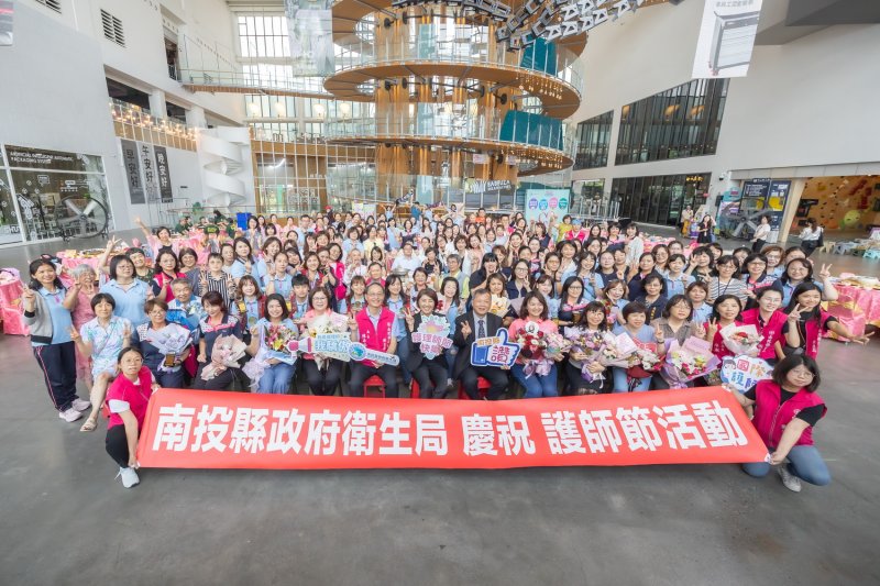 白衣天使齊聚半山夢工廠歡慶護師節 南投縣府表揚資深護理人員