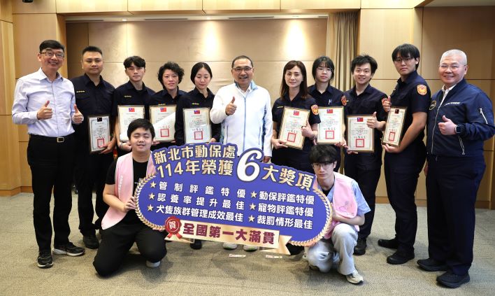 認養、執法、寵物管理全獲肯定 新北勇奪農業部六大獎 57 《圖說》侯友宜市長表揚三重分局、永和分局、新店分局、蘆洲分局、中和分局、淡水分局、汐止分局及海山分局,右一警察局長方仰寧。〈動保處提供〉