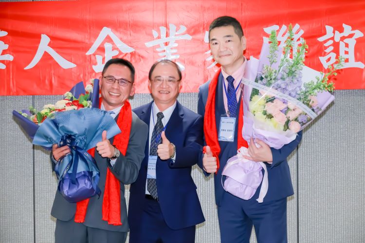 龍華人企業家聯誼會交接 張世睿接任會長凝聚校友能量 36 《圖說》校友總會理事長周興國(中)與龍華人企業家聯誼會會長張世睿(左)、副會長張鎮在(右)合影,展現校友組織緊密連結。〈龍華科大提供〉