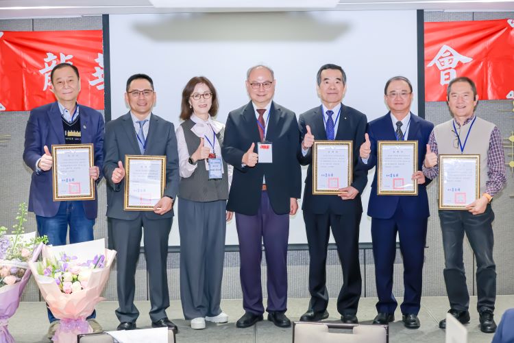 龍華人企業家聯誼會交接 張世睿接任會長凝聚校友能量 37 《圖說》 龍華科大校長葛自祥代表學校致贈助學金感謝狀,感謝企業校友無私回饋母校,讓學弟妹感受滿滿支持與溫暖。〈龍華科大提供〉二