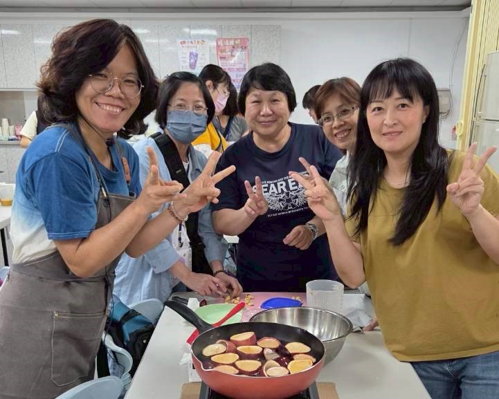 ▲主廚以「零剩食實驗室」為主題,挑百香果皮轉化為驚豔味蕾的日常小食。(記者 李堂安 翻攝)
