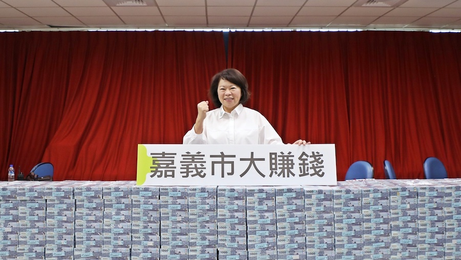 嘉義市政府團隊在勇媽黃敏惠市長帶領下,再勇奪全國縣市施政滿意度調查9金3銀肯定,含金量稱霸非六都、「縣市長滿意度」更已連續4年鍍金,非六都第一肯定。「幸福感」、「團隊表現」、「高齡友善」等面向也獲金獎。(圖/嘉義市政府提供)
