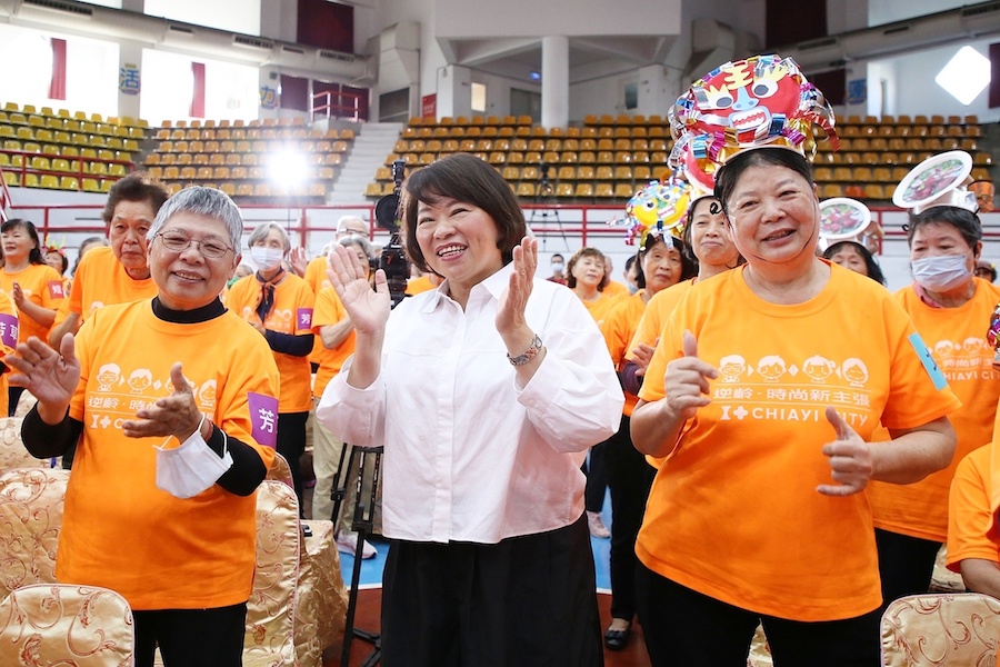 嘉義市政府團隊在勇媽黃敏惠市長帶領下，再勇奪全國縣市施政滿意度調查9金3銀肯定，含金量稱霸非六都、「縣市長滿意度」更已連續4年鍍金，非六都第一肯定。「幸福感」、「團隊表現」、「高齡友善」等面向也獲金獎。（圖/嘉義市政府提供）