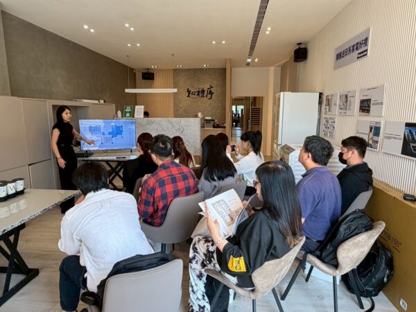 「知禮序」接待中心吸引不少科技園區與自住客層到場賞屋,業者現場說明建案規劃、格局配置與建材特色。(圖/業者提供)