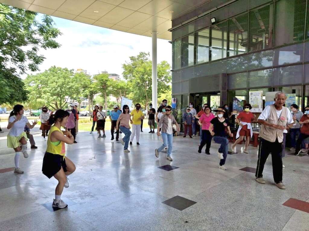 ∆結合ZUMBA音樂帶領現場民眾熱情舞動,炒熱全場氣氛。(圖/臺東郵局提供)