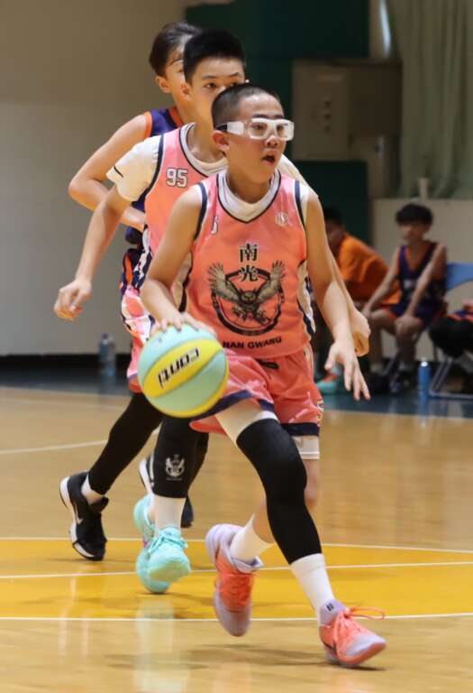 南光國小男籃隊一路過關斬將,男女童兩隊的戰績都很亮麗。 (魏冠中攝影)