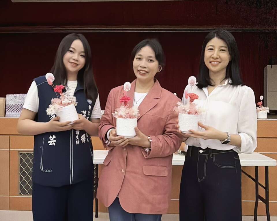▲為推廣終身學習與生活美學,彰化市長參選人温芝樺 今日舉辦「婦女永生花藝盆栽創作活動」,吸引上百位婦女朋友熱情參與。(圖/記者林明佑翻攝)