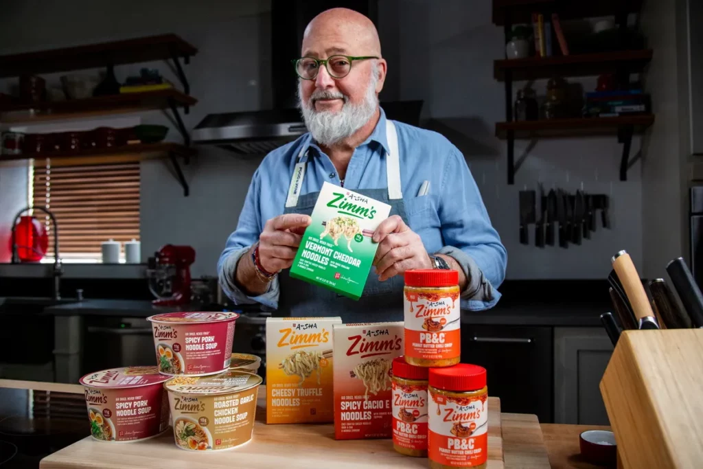 Andrew Zimmern 是美國飲食界家喻戶曉的傳奇人物,以主持招牌節目《怪奇食物 Bizarre Foods》系列享譽全美,足跡遍及全球170多個國家與地區。他四度榮獲美國廚藝界最高殊榮詹姆斯·比爾德獎,並以《The Zimmern List》摘下艾美獎,更獲《Daily Meal》評選為「美國50大最具影響力飲食人物」。