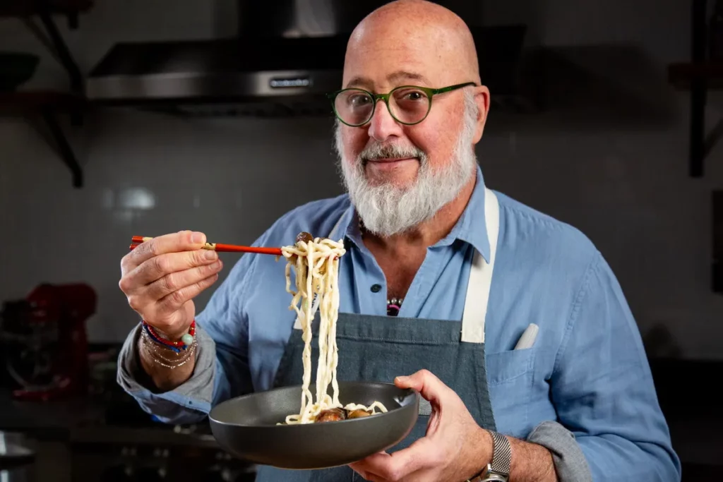 Andrew Zimmern 是美國飲食界家喻戶曉的傳奇人物,以主持招牌節目《怪奇食物 Bizarre Foods》系列享譽全美,足跡遍及全球170多個國家與地區。他四度榮獲美國廚藝界最高殊榮詹姆斯·比爾德獎,並以《The Zimmern List》摘下艾美獎,更獲《Daily Meal》評選為「美國50大最具影響力飲食人物」。