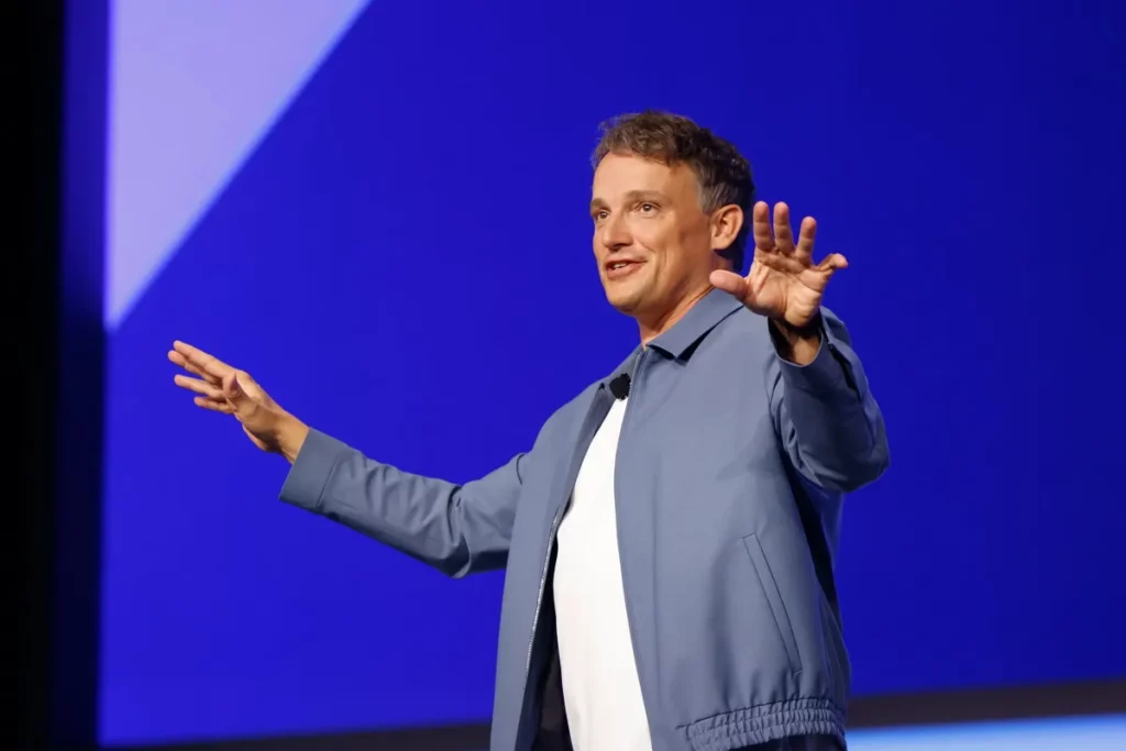 SAP 全球 CEO 柯睿安(Christian Klein)於藍寶石大會發布「自主營運企業」願景,將 AI 代理深度嵌入於業務流程、數據與治理體系中,協助企業實現實質的降本增效。