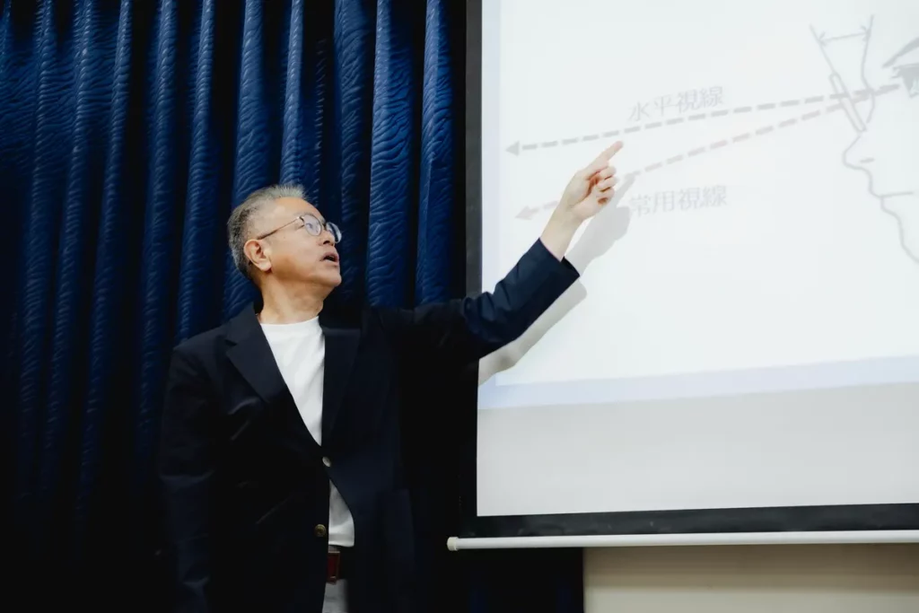 眼鏡市場育訓練部經理森先生於亞洲大學視光系教學