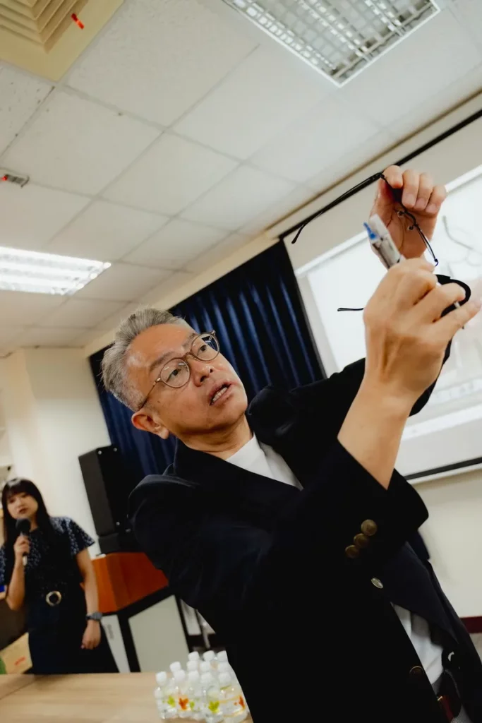 眼鏡市場育訓練部經理森先生於亞洲大學視光系教學
