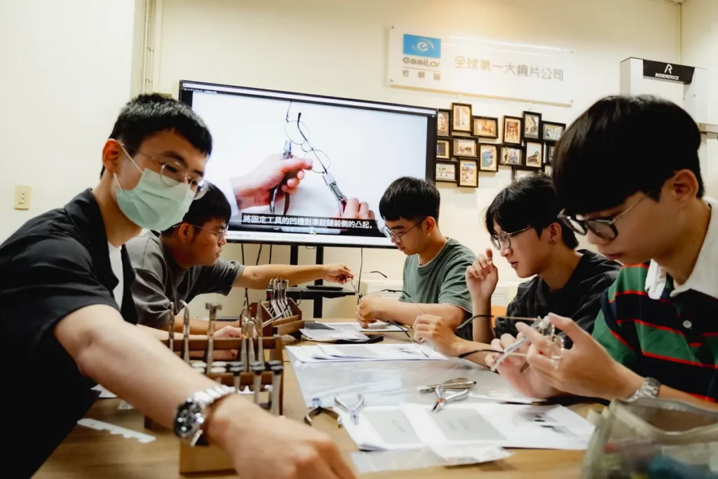 台灣區總經理高村先協助亞洲大學視光系學生教學