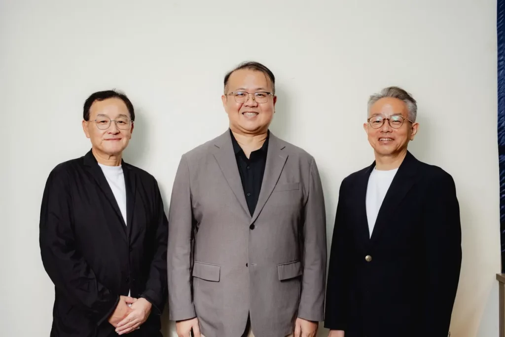 台灣區總經理高村先生與亞洲大學視光系主任與育訓練部經理森先生