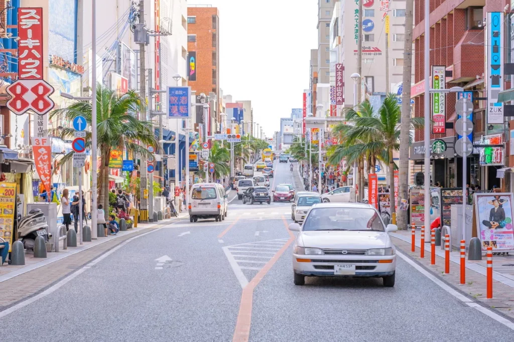 旅遊玩家最愛漫步在沖繩街道,享受愜意假期。AsiaYo提供