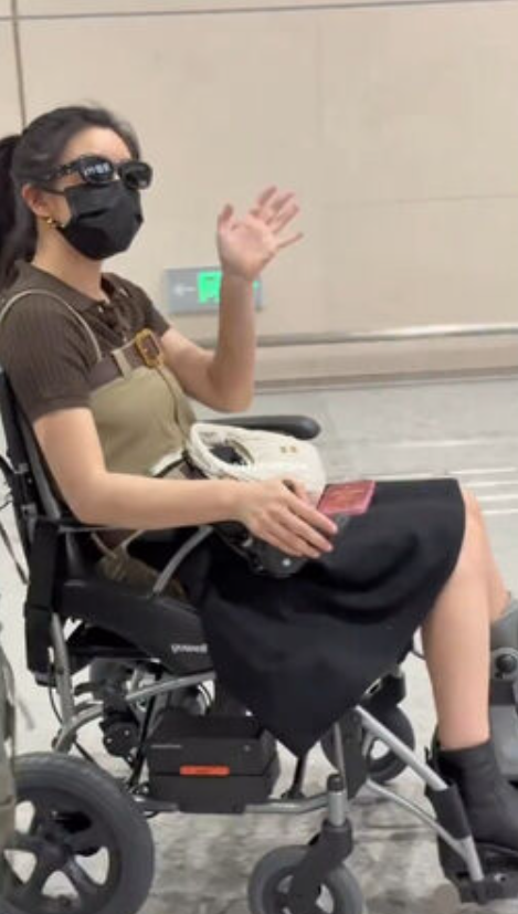 陳妍希現身機場,仍坐輪椅行動。(圖/翻攝微博)