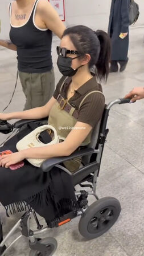 陳妍希現身機場,仍坐輪椅行動。(圖/翻攝微博)