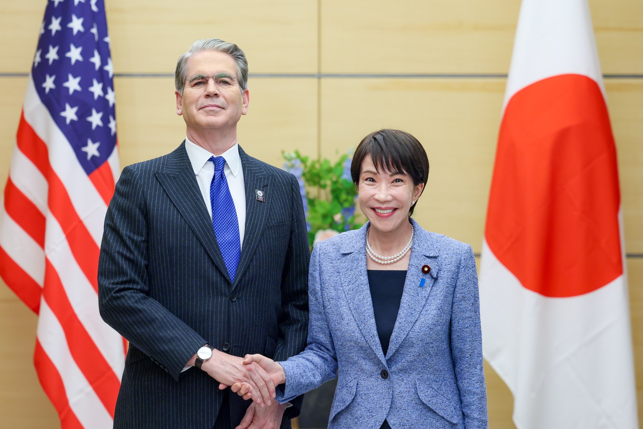 美國財政部長貝森特於川習會前夕訪問日本,拜會日本首相高市早苗。雙方針對維持台海和平穩定、強化關鍵礦產供應鏈及G7匯市合作等戰略議題進行深度交流。