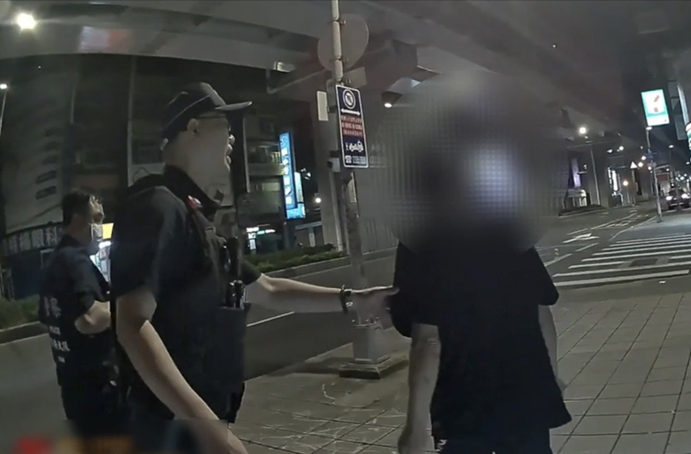自知難逃警網 54歲通緝犯喊不用查了直接上警車 220 cnews204260513a09