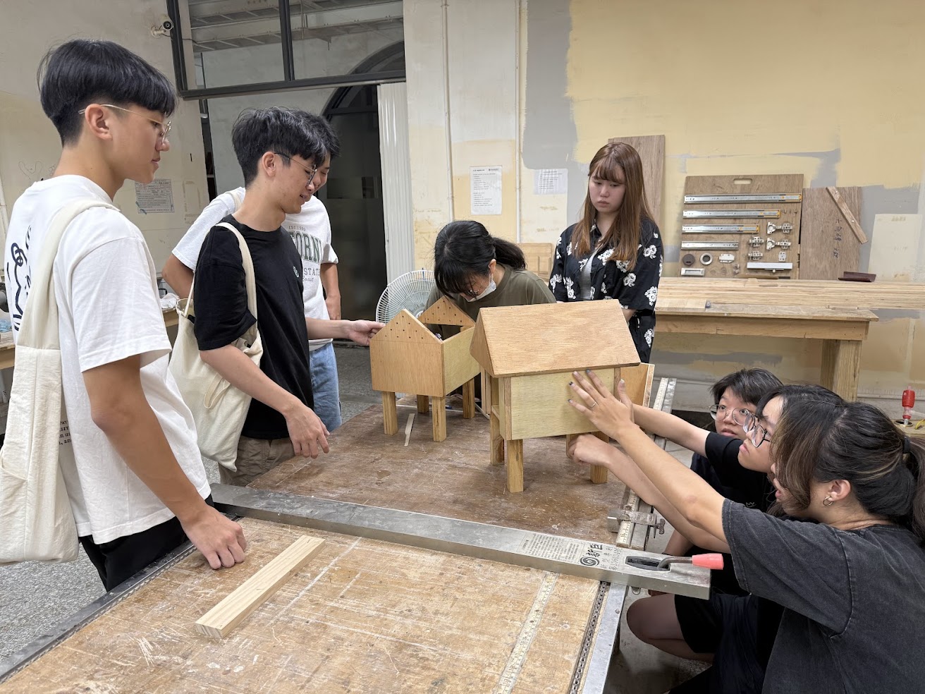 中原大學深耕AI教學獲認證 全國NVIDIA「校園大使」人數最多之大學 03 跨域永續科技實作訓練中,中原室設系與電子系學生合作製作水質偵測設施。 0