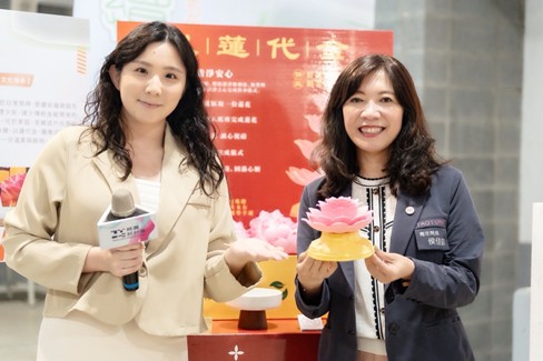 「永續串造」特展中原文創園區登場 厚植桃園青年設計實力 圖4桃園市青年局長侯佳齡參觀導覽與在地青年佐佑設計許佑茹設計師合影 0
