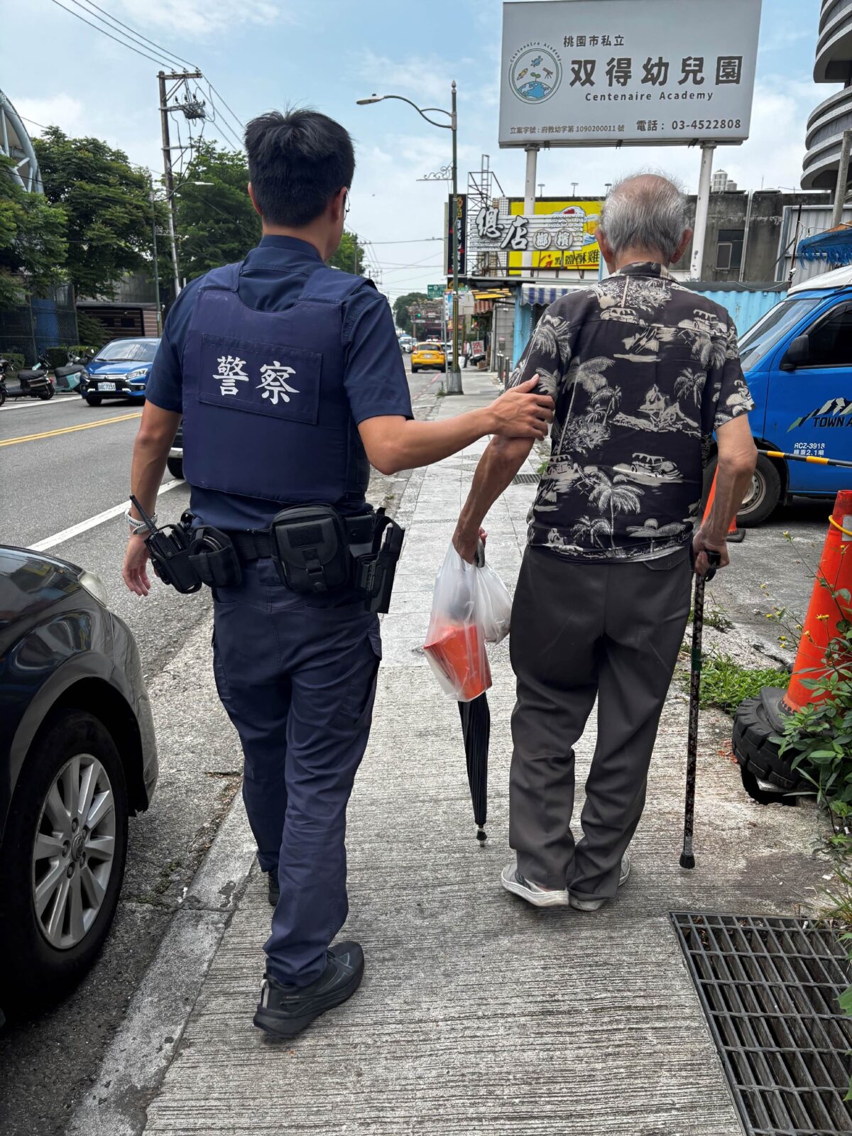 8旬翁買完菜突忘回家路 中壢警「靠這物」送他返家 S 23584843 0