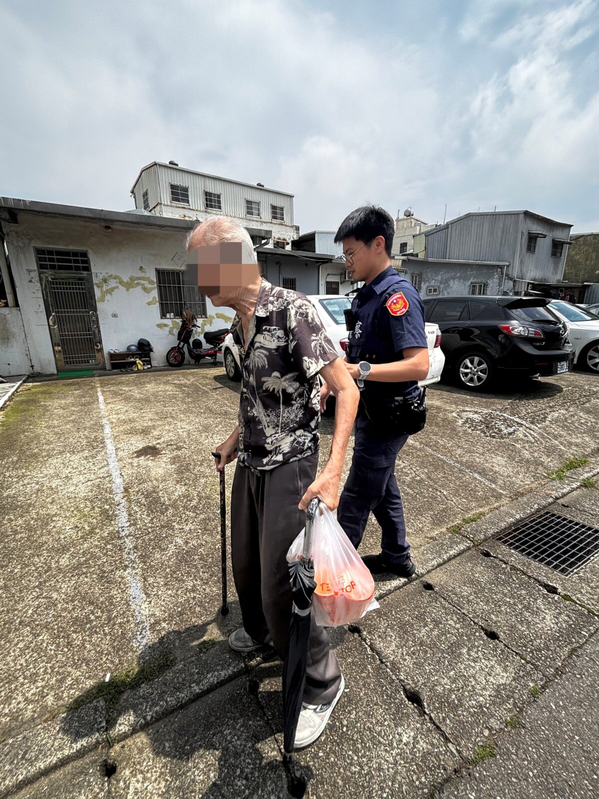 8旬翁買完菜突忘回家路 中壢警「靠這物」送他返家 S 23584845 0