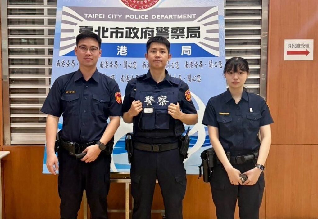 臺北市南港分局玉成派出所警員陳振庭、邱昱賢、翁翊純。(圖／記者薛秀蓮 翻攝)