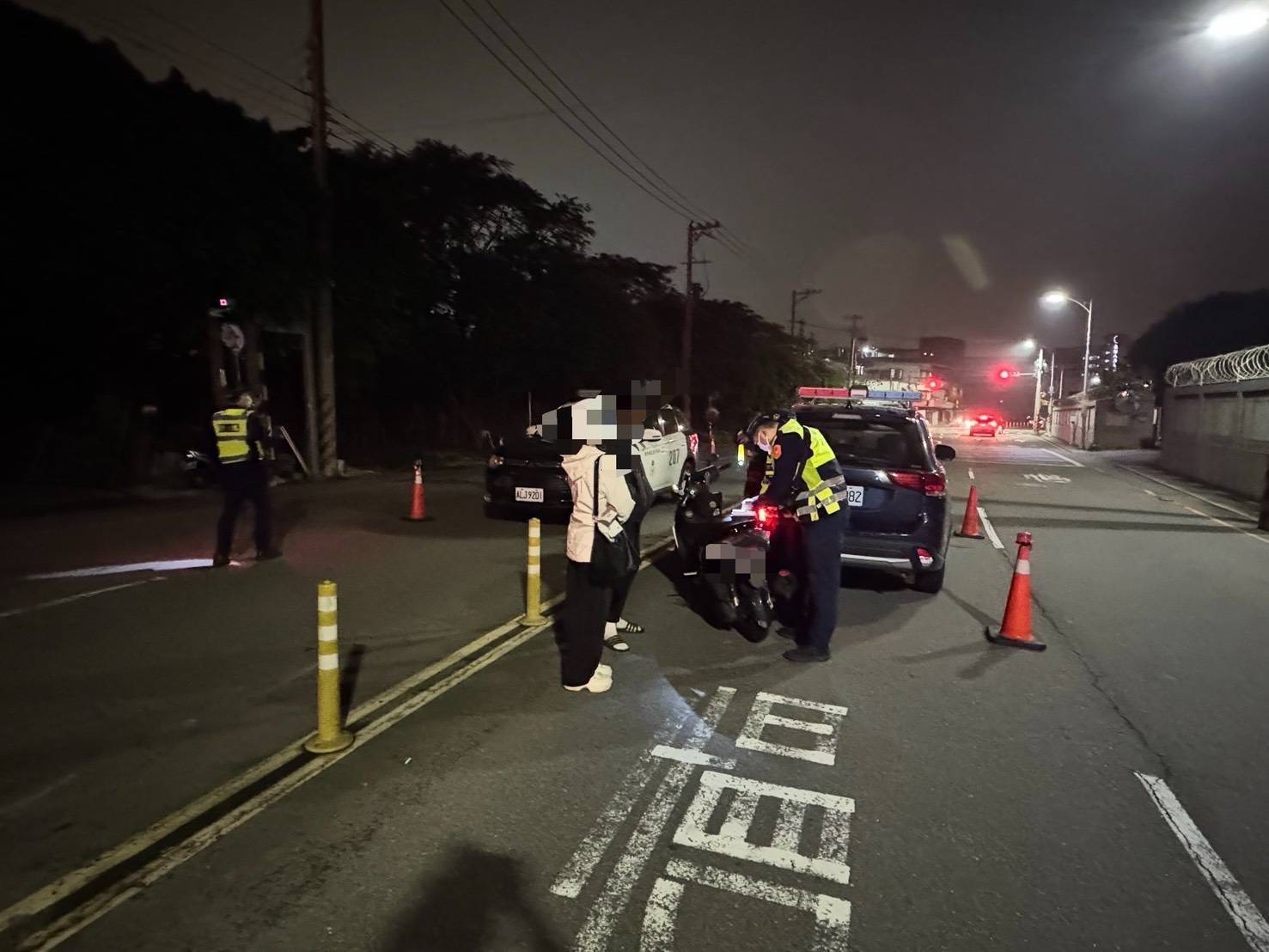 新竹縣警方夜間執行「防制危險駕車專案勤務」,針對易聚集、競速路段加強巡邏與攔查,防堵改裝噪音車擾民情事。(圖/記者張家燁翻攝)