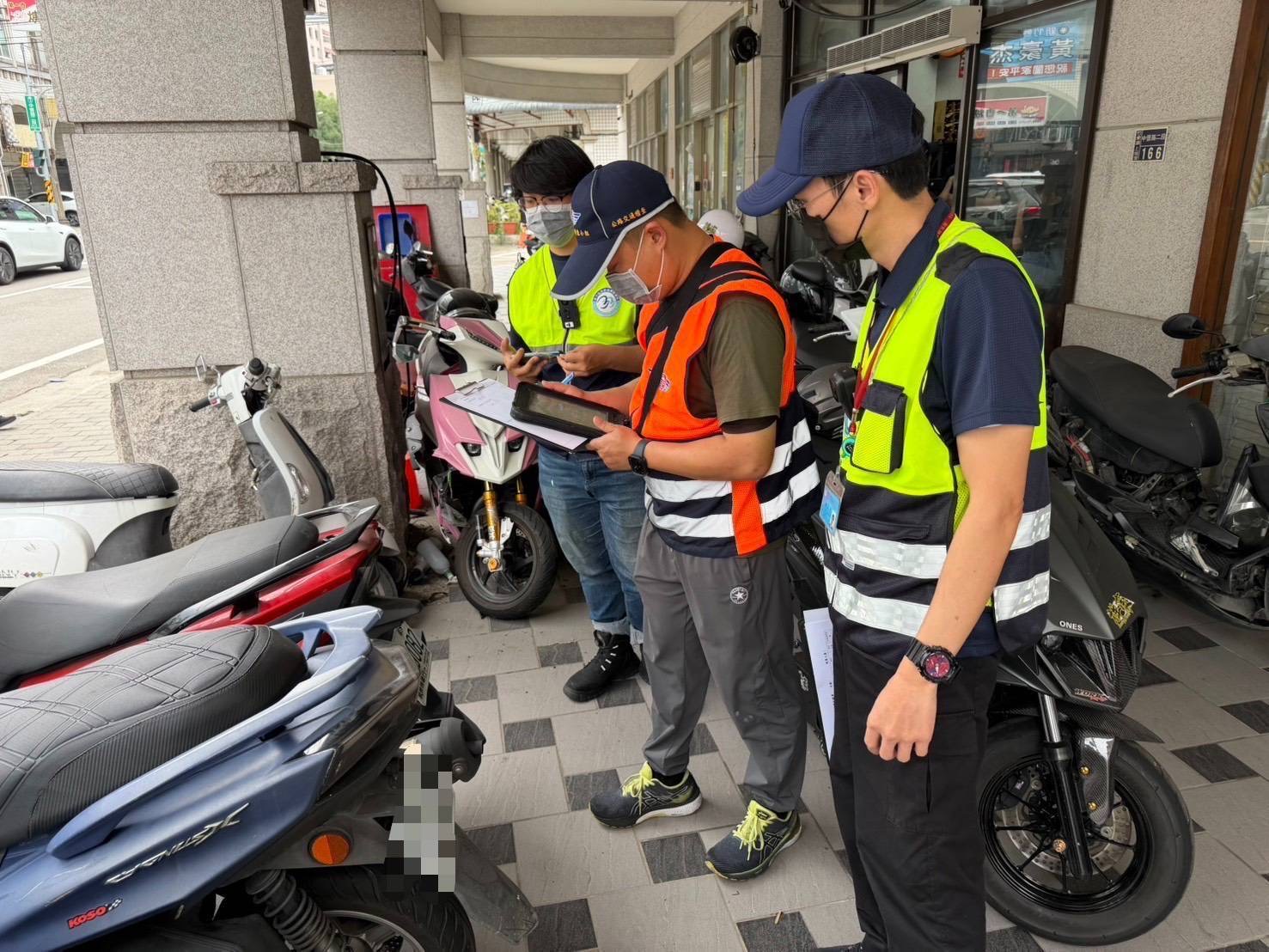 新竹縣警察局結合環保、消防及監理等單位,針對改裝車行實施第三方警政聯合稽查,強化源頭管理與法令宣導。(圖/記者張家燁翻攝)