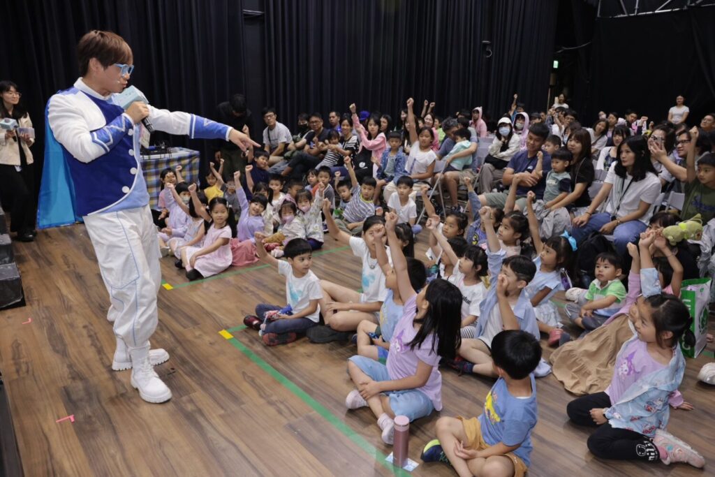 巡演從校園延伸至劇場空間,吸引親子共同參與,讓環境教育由學童擴散至家庭,逐步形塑跨世代的永續行動力。(圖 /新北市政府環保局提供)