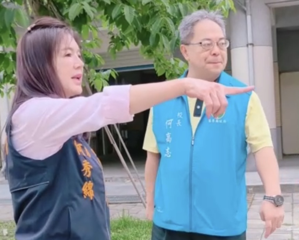 竹南鎮代會主席何秀綿(左)到苗栗縣立大同高中進行會勘。(圖/記者鄭元毓翻攝)
