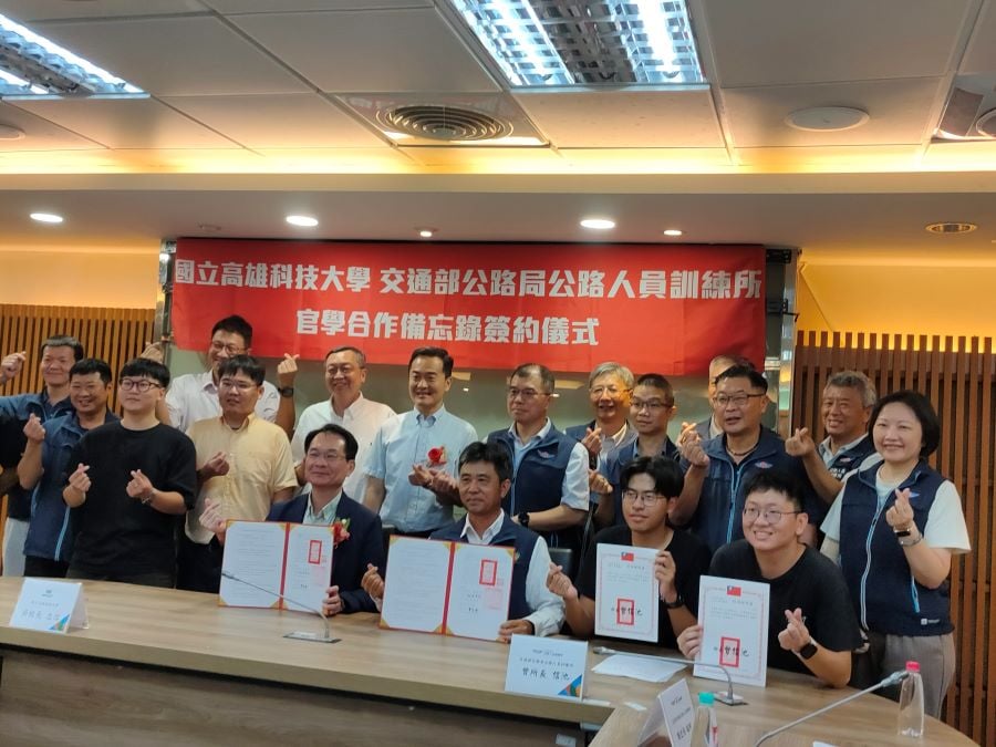 ▲高科大校長吳忠信(前右4)與訓練所所長曾信池(前右3)代表簽署MOU後合影,雙方攜手推動交通科技發展與人才培育。