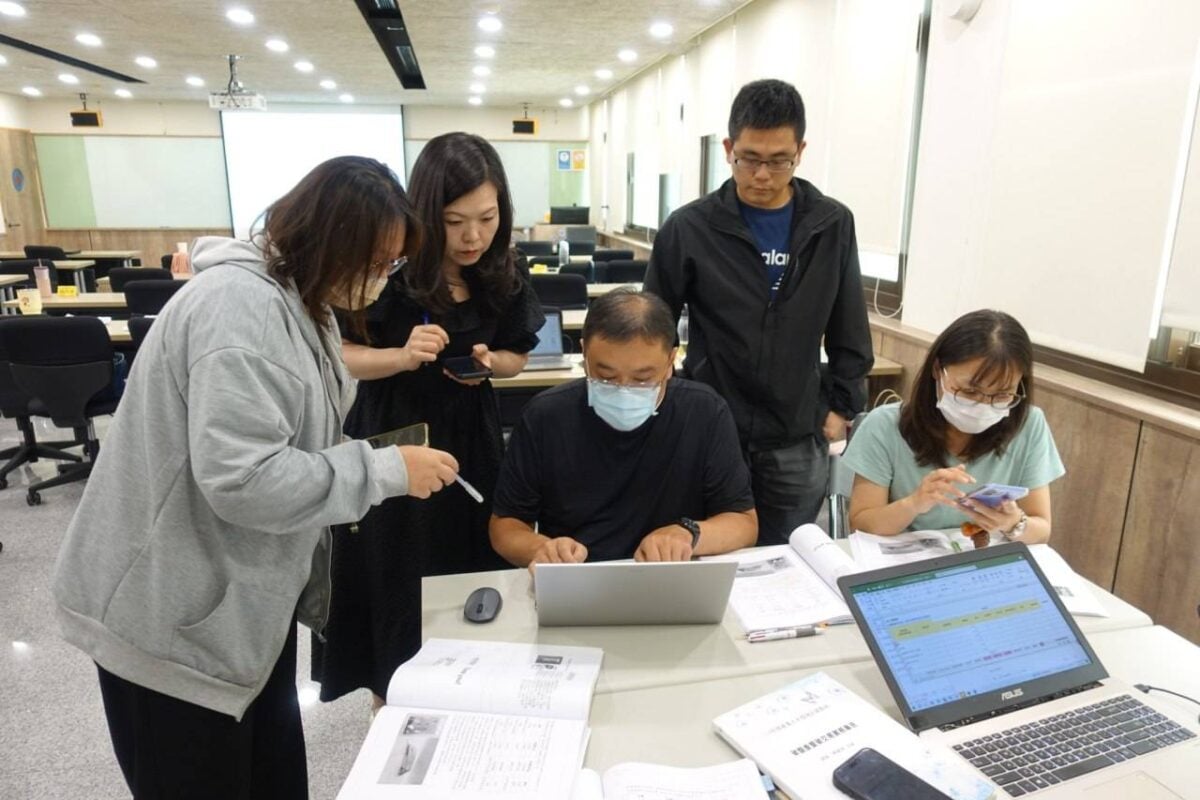 ▲產投課程分組討論學習碳管理相關知識。