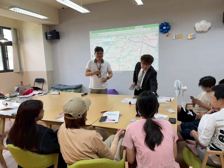 ▲信義房屋社區服務多元,日前明華博愛店及楠梓土庫店至南區兒童之家和將離院的孩子分享租屋注意事項與職場經驗。