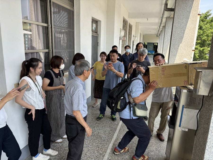 ▲參與科普研習的教師透過紙箱觀察針孔成像。