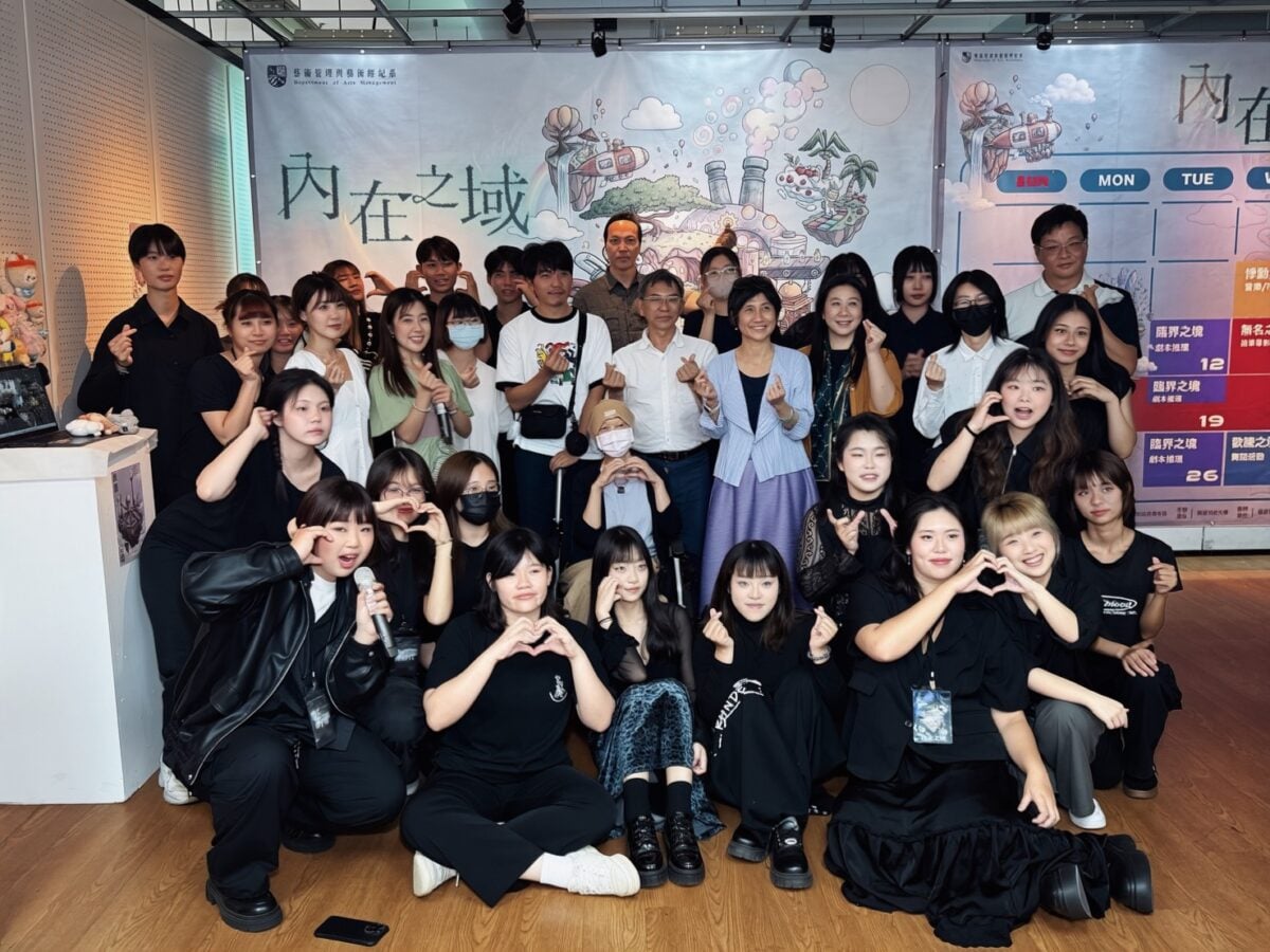 ▲樹德科技大學藝術管理與藝術經紀系舉辦「2026藝管月-內在之域」暨「讓愛延續」藝術聯展開幕活動,由師生、校方主管及策展團隊共同合影,展現學生跨域策展與藝術實踐成果。(圖/記者王苡蘋攝)