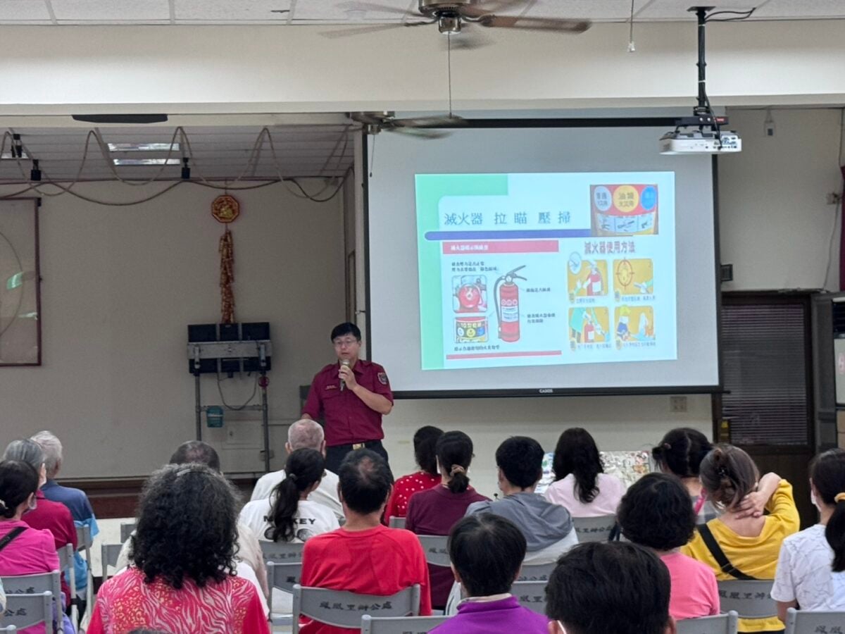 ▲台南市市場處與消防局合作，向攤商及管理員宣導安全用火及用電觀念，並說明在火勢未擴大前如何抑制火勢蔓延。