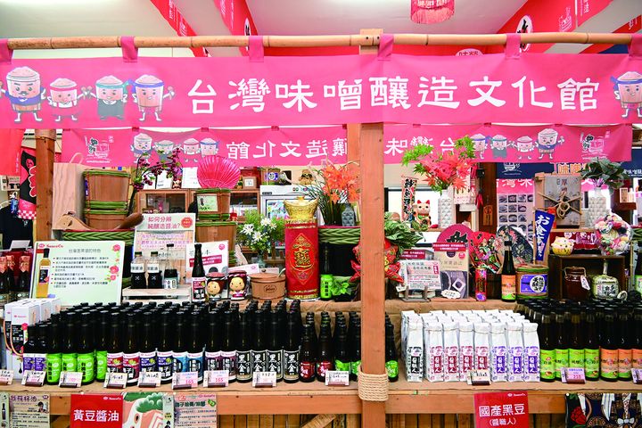 透過明亮設計、完善動線規劃、多元商品以及清晰製造過程,呈現「台灣味噌釀造文化館」的豐富面向與釀造產業的特色。 記者-王政/攝