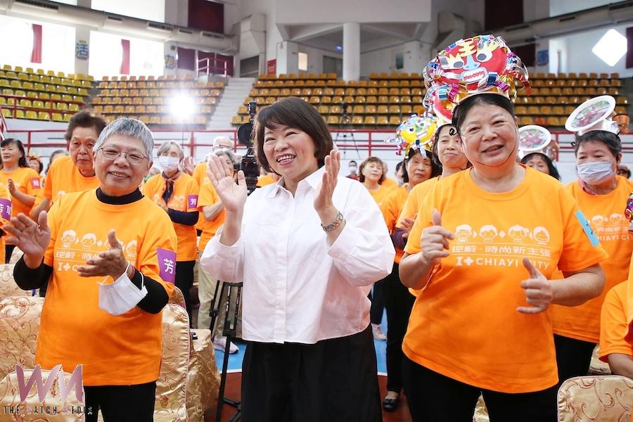 勇媽黃敏惠市長帶領嘉義市團隊，勇奪全國縣市施政滿意度調查9金3銀肯定，含金量稱霸非六都、「縣市長滿意度」更已連續4年鍍金，非六都第一肯定。「幸福感」、「團隊表現」、「高齡友善」等面向也獲金獎。（圖/嘉義市政府提供）