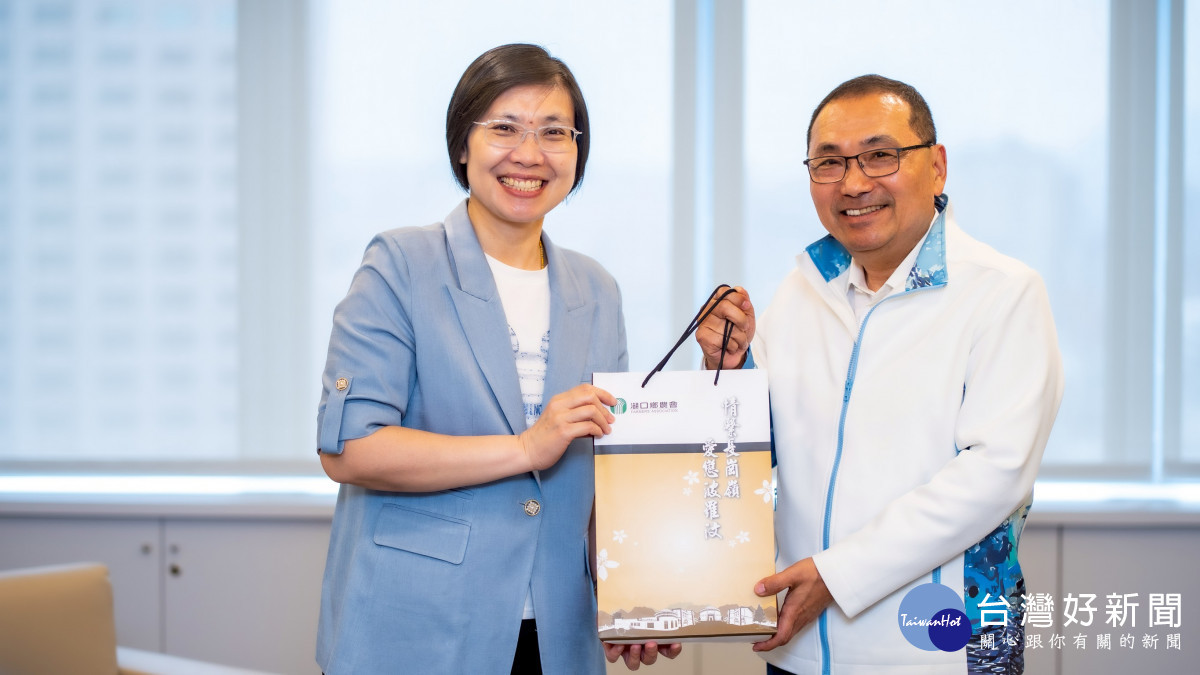 徐欣瑩第一站向新北市長侯友宜請益城市治理經驗。