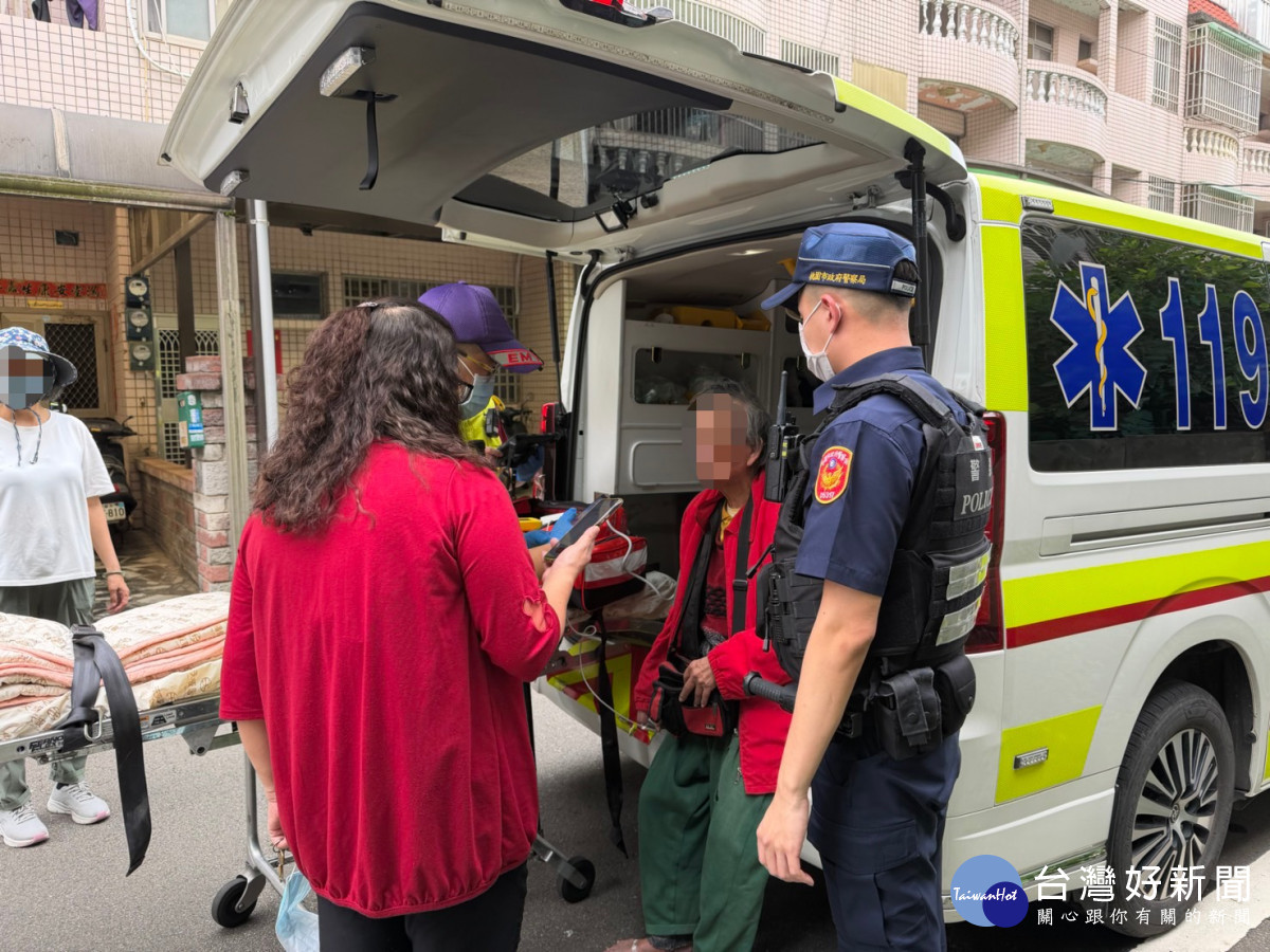 警方通知119救護人員到場協助檢視老翁身體狀況，順利化解一場虛驚。