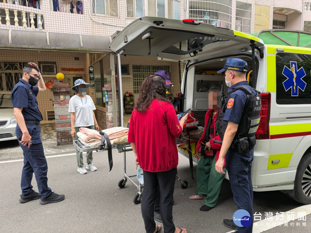 警方通知119救護人員到場協助檢視老翁身體狀況,順利化解一場虛驚。