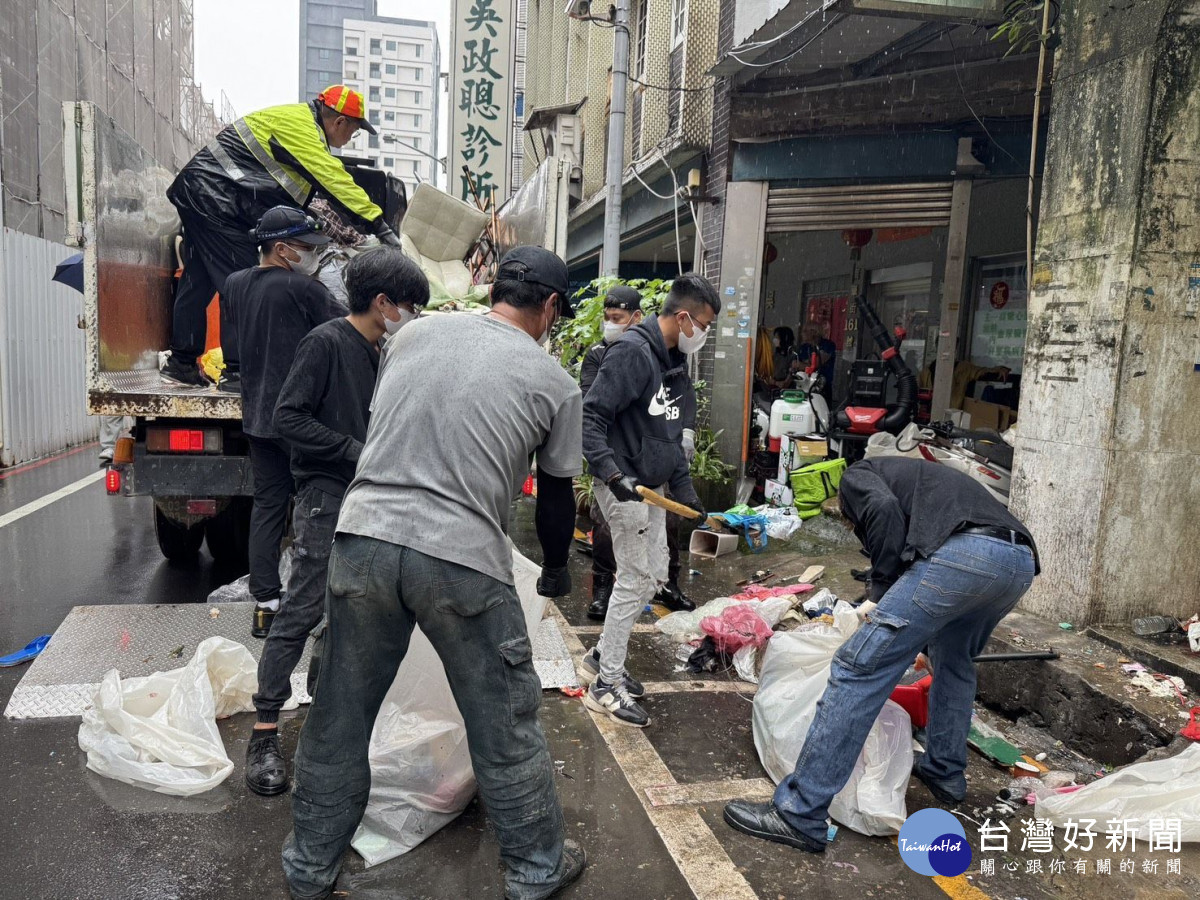 人員現場清理情形。