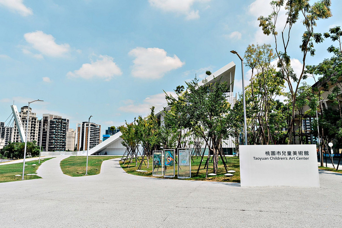 桃美館與兒美館相互串聯並坐擁萬坪綠地。攝影  熊明龍，圖片提供（桃園市立美術館）