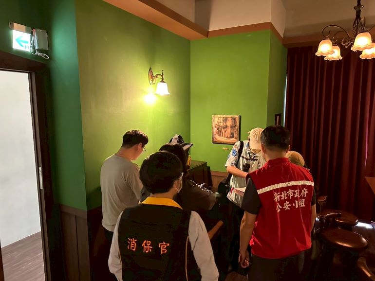 兼顧娛樂產業市民安全 新北密室逃脫大體檢 45 《圖說》新北市公安聯合稽查小組專案查核室內逃脫場所,確保業者依法營運、民眾安心消費。〈新北市府提供〉