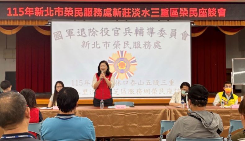 深化退除役官兵照顧 新北榮服處跨單位座談傾聽心聲 42 《圖說》吳曉慧總幹事傾聽退除役官兵建言並逐一解答釋疑。〈新北榮服處提供〉