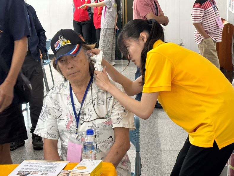 深化退除役官兵照顧 新北榮服處跨單位座談傾聽心聲 43 《圖說》會場特別設立配鏡、助聽器專區,提供退除役官兵諮詢及服務。〈新北榮服處提供〉